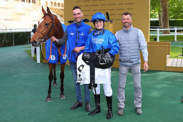 Photo élève AFASEC et entraineur gagnant course école Paris Longchamp